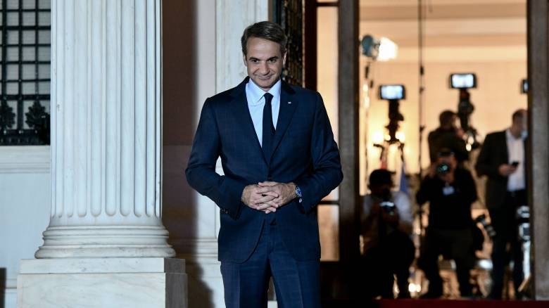 Ανασχηματισμός: Ποιοι έχασαν και ποιοι κέρδισαν από το «ανακάτεμα της τράπουλας» του Μητσοτάκη