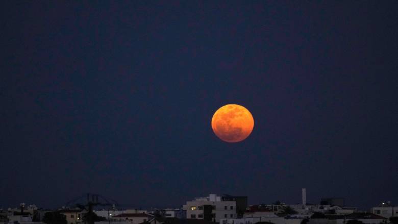 Εντυπωσιακές εικόνες από την πανσέληνο του «Σκουληκιού» - Γιατί ονομάστηκε έτσι