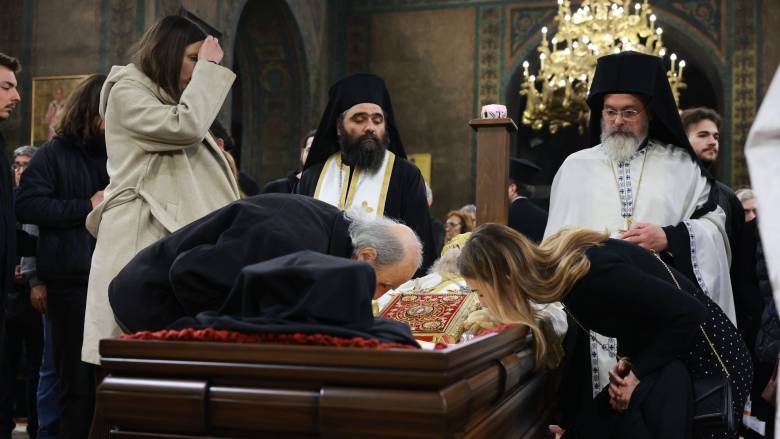 Σε λαϊκό προσκύνημα το σκήνωμα του Μητροπολίτη πρώην Θεσσαλονίκης, Άνθιμου