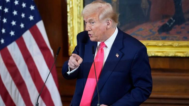 Αντιπρόεδρος ΕΚΤ: Η «επιθετική» πολιτική Τραμπ προκαλεί μεγάλη αβεβαιότητα στις αγορές