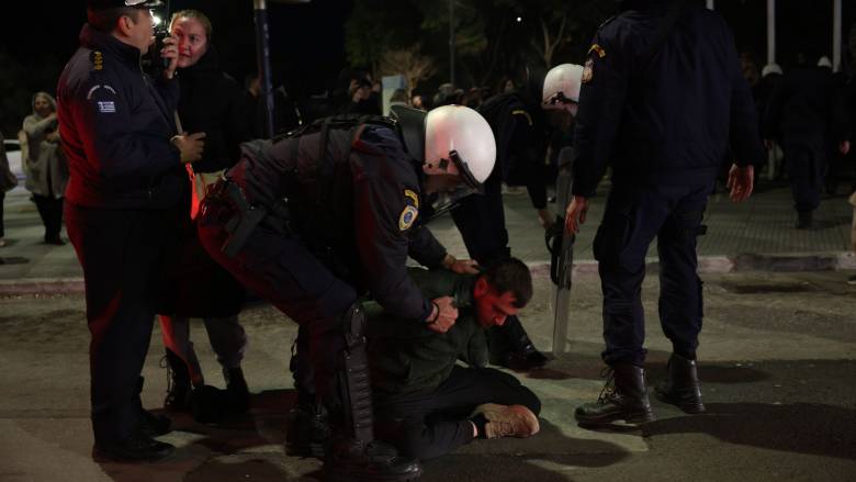 Θεσσαλονίκη: Ένταση και προσαγωγές στη διαμαρτυρία κατά της παράστασης του Ζαραλίκου