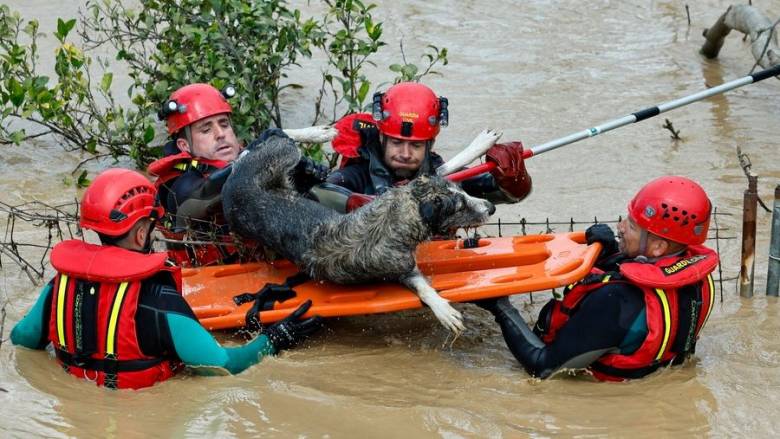 Ισπανία: Eκατοντάδες άνθρωποι απομακρύνθηκαν από τις εστίες τους λόγω της σφοδρής βροχόπτωσης