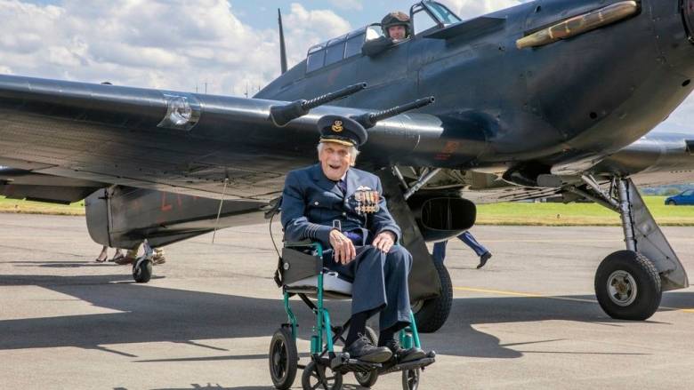 Τέλος εποχής: Πέθανε ο τελευταίος επιζών πιλότος της Μάχης της Βρετανίας σε ηλικία 105 ετών