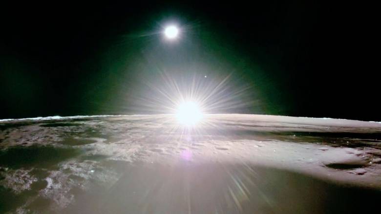 Τις πρώτες εντυπωσιακές εικόνες από ένα ηλιοβασίλεμα στη Σελήνη έδωσε στη δημοσιότητα η NASA