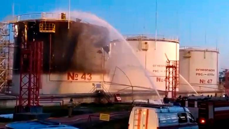 Ουκρανία: Μαίνεται για έκτη μέρα η φωτιά σε ρωσικό εργοστάσιο καυσίμων