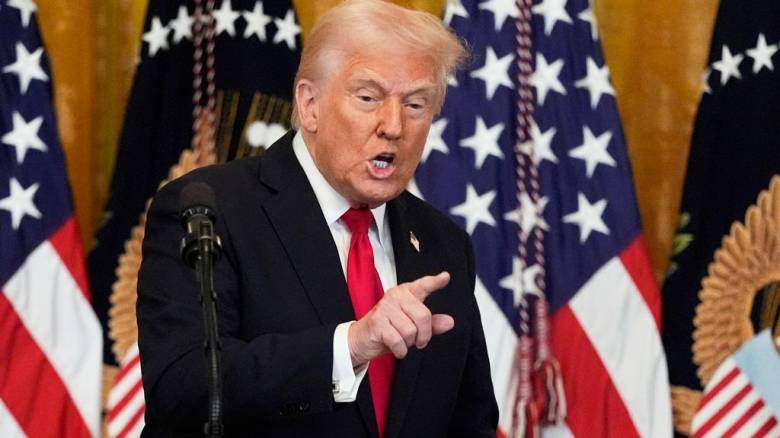 Τραμπ: Δεν με νοιάζει καθόλου αν αυξηθούν οι τιμές των εισαγόμενων αυτοκινήτων λόγω δασμών