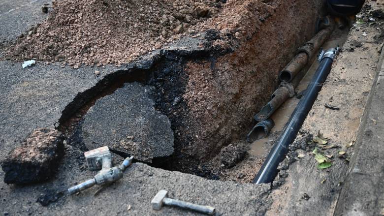 «Ποτάμι» θύμισε κεντρικός δρόμος στη Λαμία - Έσπασε αγωγός, μεγάλη κινητοποίηση