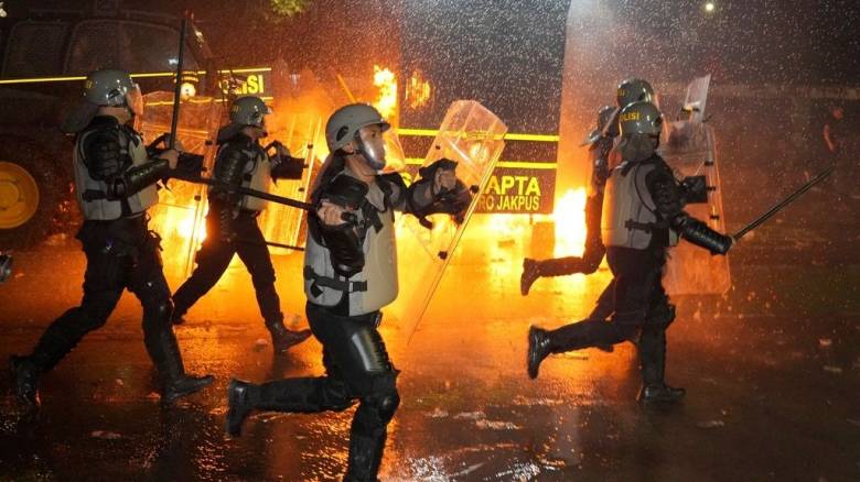 Επεισοδιακές διαδηλώσεις κατά της «στρατοκρατίας» στην Ινδονησία