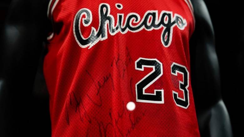 Η πρώτη φανέλα του Τζόρνταν με τους Μπουλς πουλήθηκε έναντι 4,2 εκατ. δολαρίων σε δημοπρασία