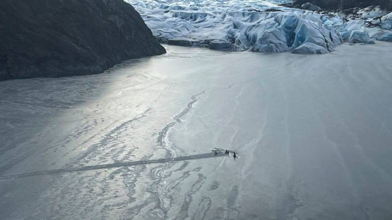 Πατέρας και κόρες επέζησαν 12 ώρες πάνω σε φτερό αεροπλάνου μετά από συντριβή σε λίμνη στην Αλάσκα