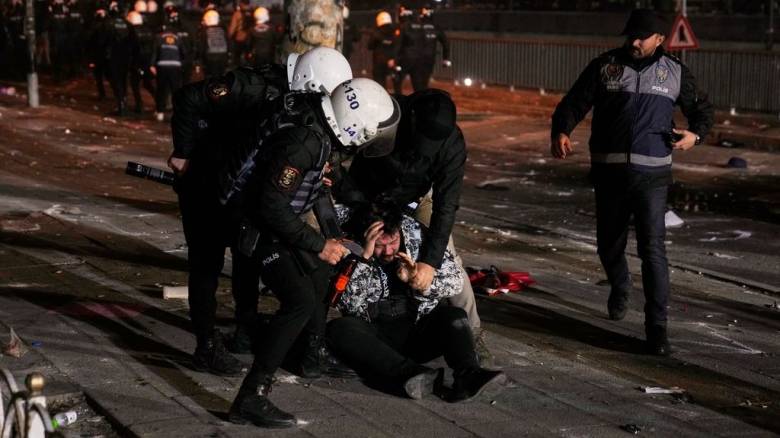 Να καταπνίξουν το κύμα διαμαρτυρίας με καταστολή προσπαθούν οι τουρκικές αρχές