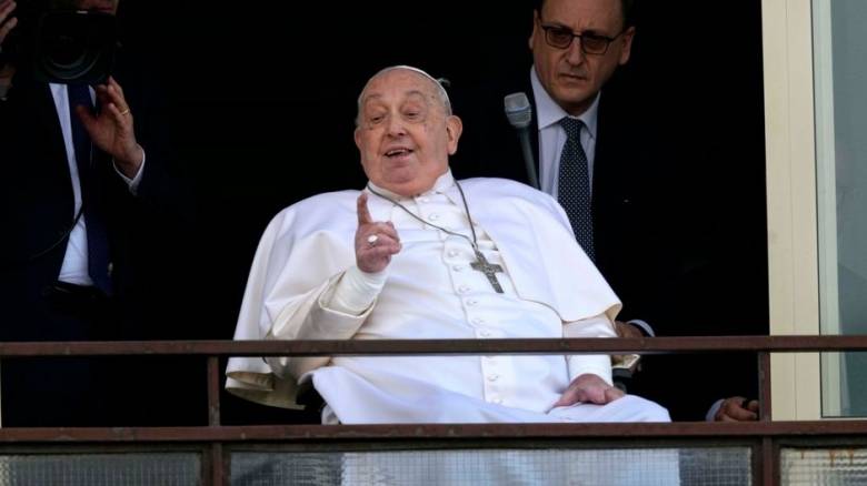 Σύρος: Πενθεί η καθολική κοινότητα για τον θάνατο του Πάπα Φραγκίσκου