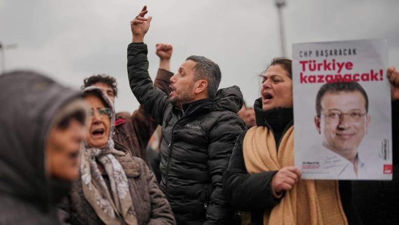 Ελεύθερος αφέθηκε ο δικηγόρος του Ιμάμογλου - Του απαγορεύτηκε η έξοδος από την Τουρκία