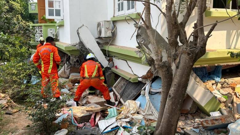 Μιανμάρ: Εγκλωβισμένοι μαθητές και καθηγήτες σε λύκειο που κατέρρευσε στη Μανταλέι