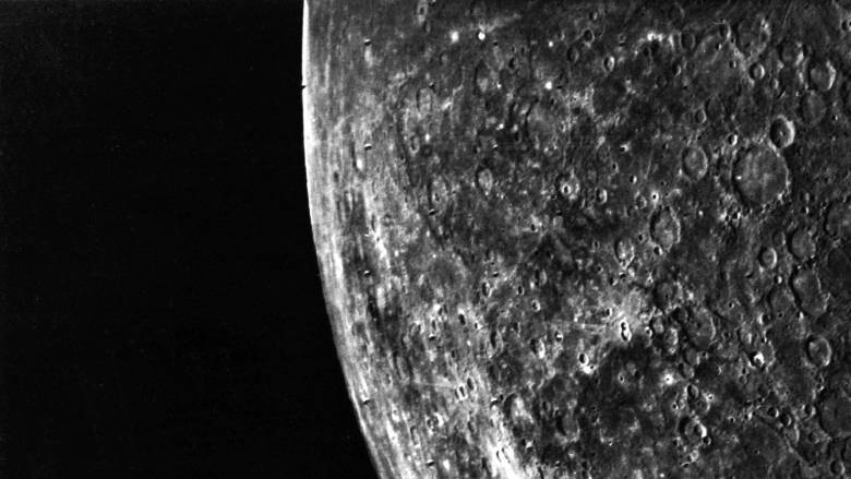 Σαν σήμερα το διαστημόπλοιο Μάρινερ 10 πλησιάζει όσο ποτέ τον Ερμή