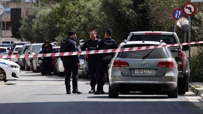 Κορωπί: Φρουρούμενος στο ΚΑΤ ο δράστης της επίθεσης - Ερωτήματα για την «έφοδο» στο αστυνομικό τμήμα