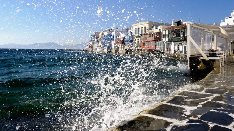 Μύκονος: Καταρράκτης από νερό της βροχής ξεχύνεται σε σπίτι - Σπεύδει να σωθεί ο ένοικος