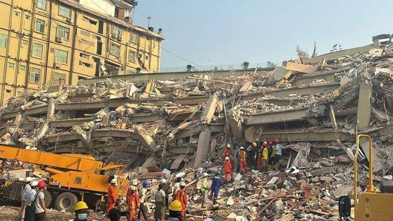 Μιανμάρ: Η χούντα βομβαρδίζει τα θύματα του σεισμού - Στους 1.700 οι νεκροί