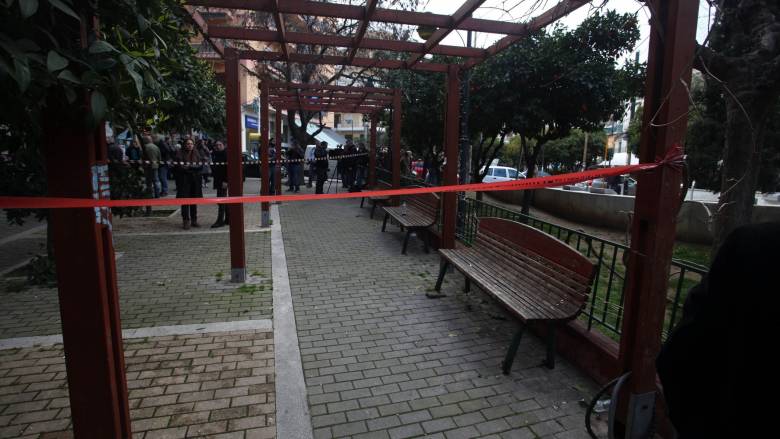 Κομμάτια τσιμέντου από παλαιό κτήριο έπεσαν πάνω σε περίπτερο στον Πειραιά από τη νεροποντή