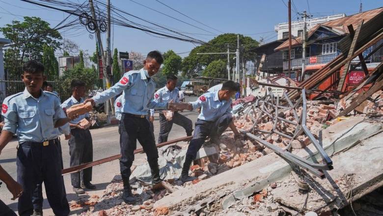 Εθνικό πένθος στη Μιανμάρ - Θάβουν τους νεκρούς σε ομαδικούς τάφους