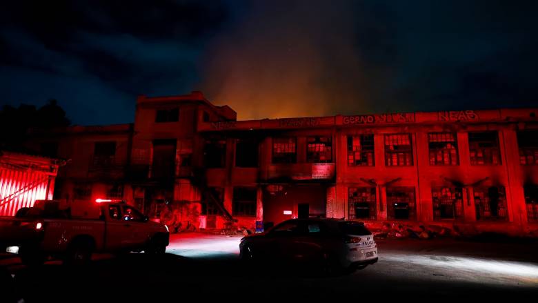 Πυρκαγιά σε υπαίθριο χώρο στα Άνω Πατήσια - Εκκενώθηκαν πολυκατοικίες