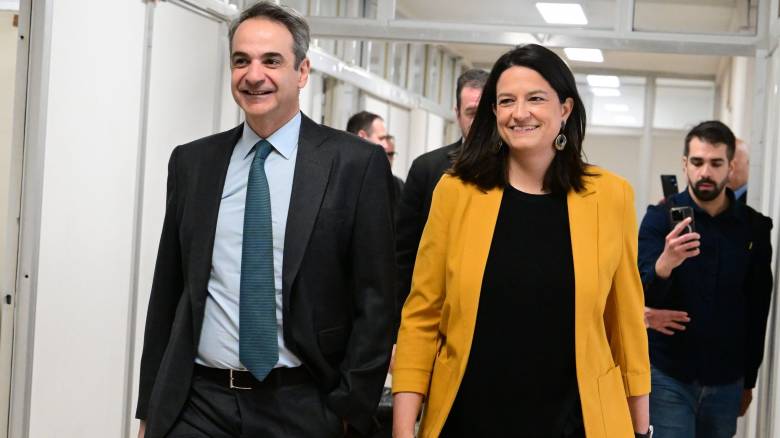 Έφτασε στο υπουργείο Εργασίας ο πρωθυπουργός – Τον υποδέχθηκε η Νίκη Κεραμέως