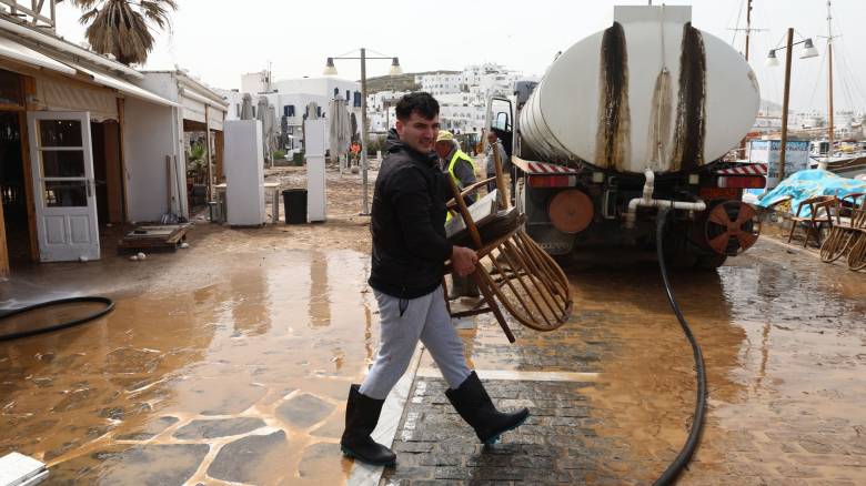 Σύμπλεγμα καταιγίδων πάνω από τις Κυκλάδες: Γιατί η κακοκαιρία «χτύπησε» σφοδρά την Πάρο