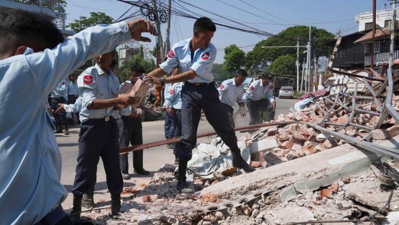 Προσωρινή κατάπαυση του πυρός ανακοίνωσε η χούντα της Μιανμάρ λόγω του φονικού σεισμού