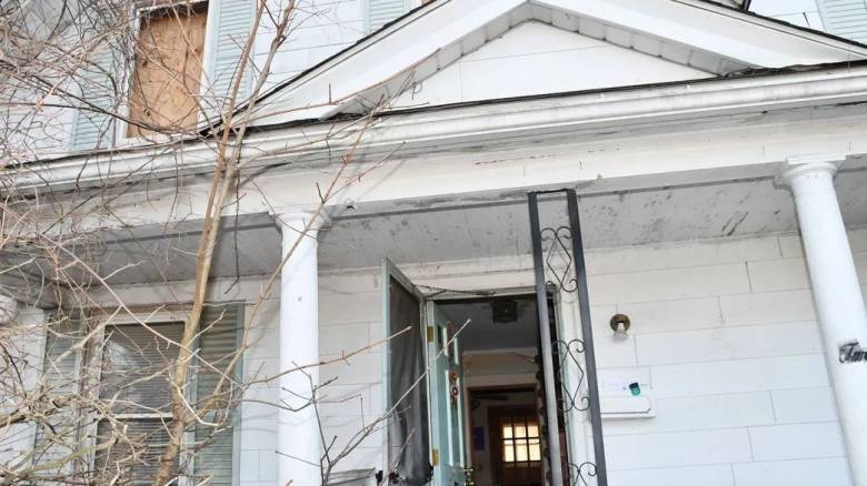 ΗΠΑ: Κρατούσε φυλακισμένο το θετό της γιο για 20 χρόνια - Εικόνες από το σπίτι κολαστήριο