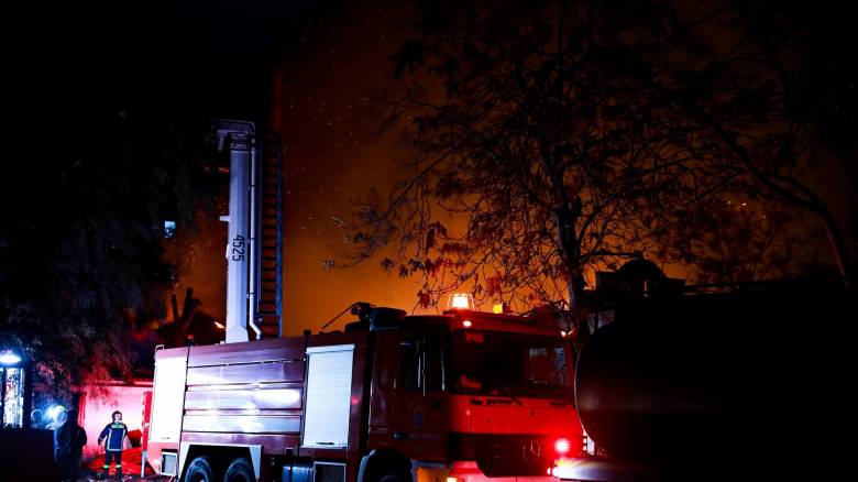 Βελτιωμένη η εικόνα της φωτιάς κοντά στον Προαστιακό στη Φυλή