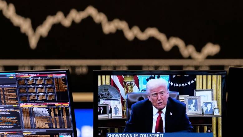 Στο «κόκκινο» οι αγορές μετά τους δασμούς Τραμπ – Σε υψηλό δεκαετίας το ευρώ έναντι του δολαρίου