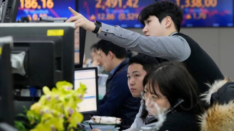 «Βουτιά» για τους χρηματιστηριακούς δείκτες παγκοσμίως μετά την επιβολή των δασμών Τραμπ