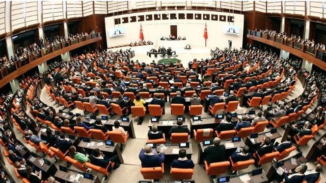 Στην Τουρκική Εθνοσυνέλευση η απόλυση γνωστής ηθοποιού επειδή κάλεσε σε μποϊκοτάζ για τον Ιμάμογλου