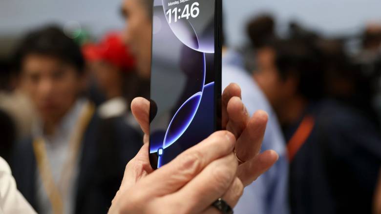 Reuters: Φόβοι για iPhone 2.300 δολαρίων στη «σκιά» των αμερικανικών δασμών