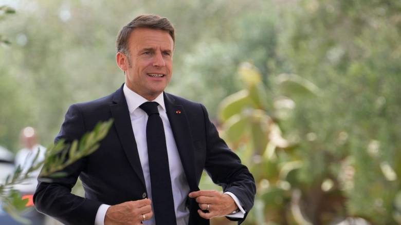 Πώς το άρωμα του Εμανουέλ Μακρόν τον προδίδει από μακριά - Γιατί έχει εμμονή με τα γυαλιά