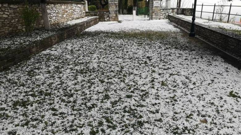 Σφοδρή χαλαζόπτωση στην Κορινθία - «Άσπρισε» το οδόστρωμα