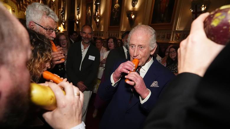 Ο βασιλιάς Κάρολος, το καρότο και... το φεγγαράκι μου λαμπρό