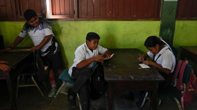 Περού: Εκβιαστές απειλούν σχολεία - Πάνοπλοι στρατιώτες αναλαμβάνουν πλέον τη φύλαξη τους