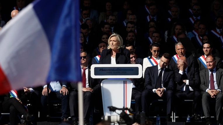 «Πολιτική απόφαση» καταγγέλλει η Λεπέν μιλώντας σε συγκέντρωση υποστηρικτών της στο Παρίσι