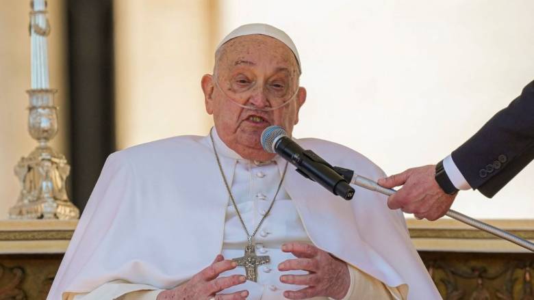 Απρόσμενη εμφάνιση του Πάπα: Χαιρέτησε τους πιστούς, στην πλατεία του Αγίου Πέτρου