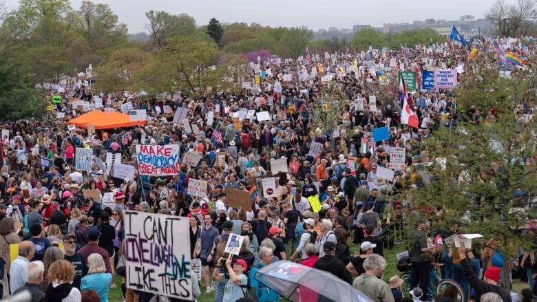 Στους δρόμους οι Αμερικανοί για τις πολιτικές Τραμπ - Διαδηλώσεις σε ΗΠΑ αλλά και Ευρώπη