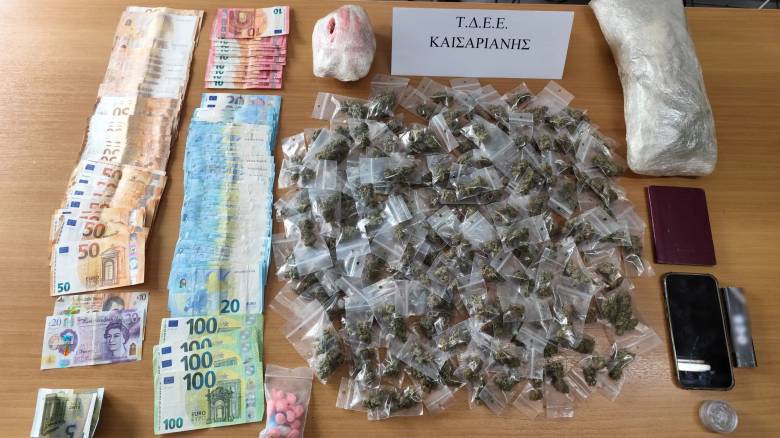 Τρεις συλλήψεις για διακίνηση ναρκωτικών δίπλα σε φοιτητικές εστίες στην Καισαριανή