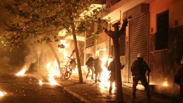 Επίθεση με μολότοφ σε αστυνομικούς τα ξημερώματα στα Εξάρχεια