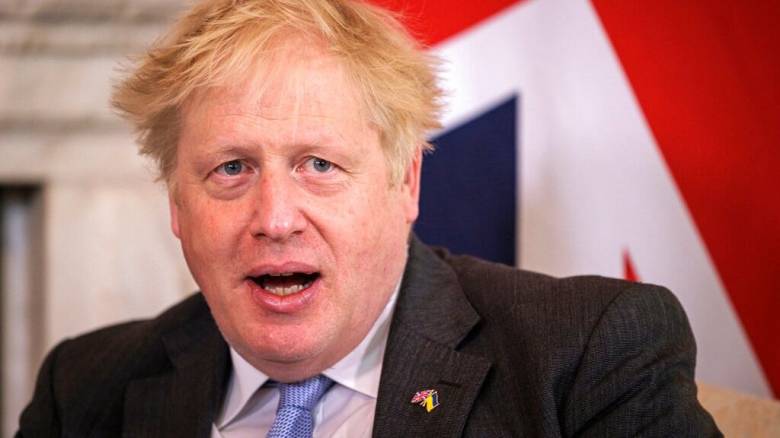 Επίθεση από στρουθοκάμηλο δέχτηκε ο Μπόρις Τζόνσον σε οικογενειακό του ταξίδι (vid)