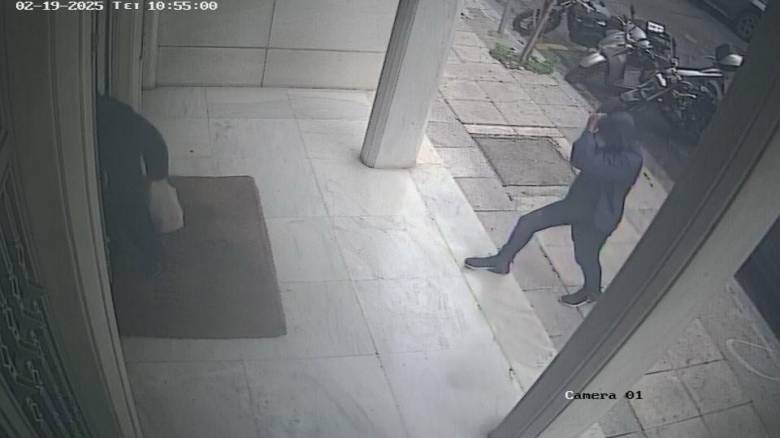 Βίντεο με τη δράση του 33χρονου που εξαπάτησε γυναίκα στο Κολωνάκι για να της πάρει κοσμήματα