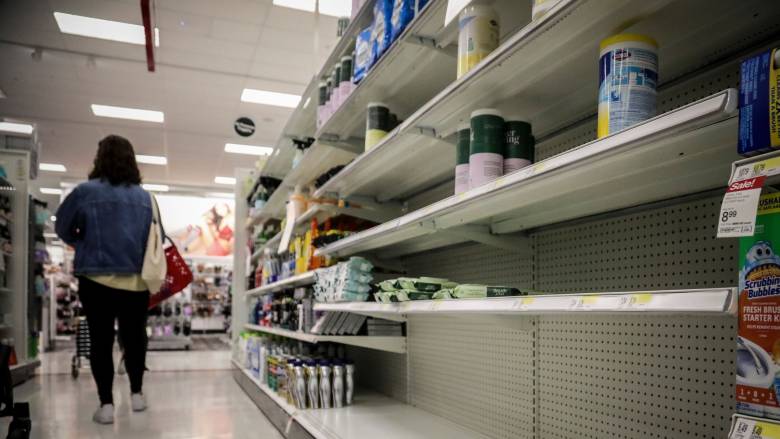 ΗΠΑ: Ο φόβος για αύξηση του κόστους ζωής οδηγεί τους καταναλωτές να «αδειάζουν» τα ράφια