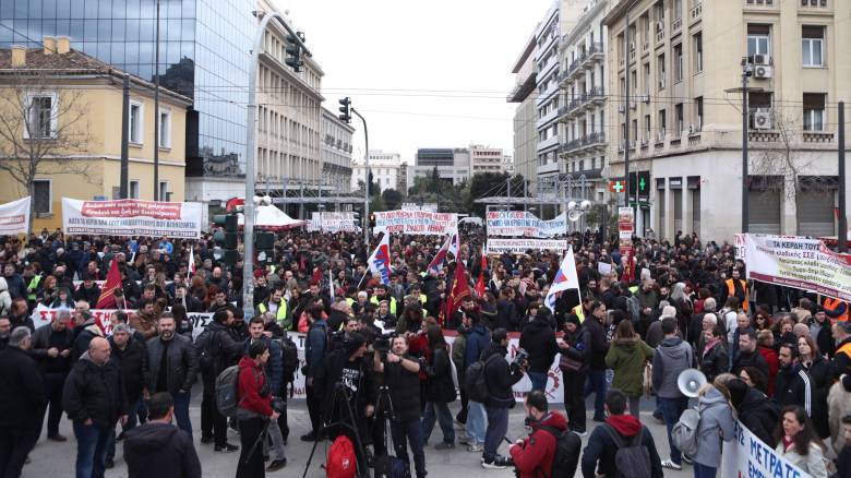 Σε εξέλιξη οι απεργιακές συγκεντρώσεις σε Αθήνα και μεγάλες πόλεις - Ποιοι συμμετέχουν