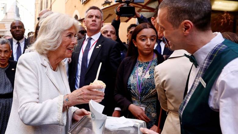 Ιταλία: Προσφέρθηκε πίτσα και παγωτό στο βασιλικό ζεύγος της Βρετανίας