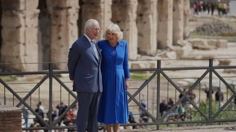 Κατ΄ ιδίαν συνάντηση του Πάπα με τον Κάρολο και την Καμίλα