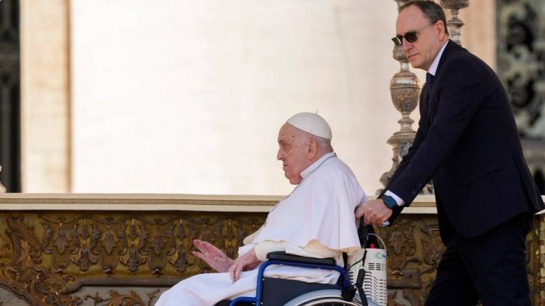 Αιφνιδιαστικά ο Πάπας στην εκκλησία του Αγίου Πέτρου - Τι θα γίνει με τις τελετές του Πάσχα